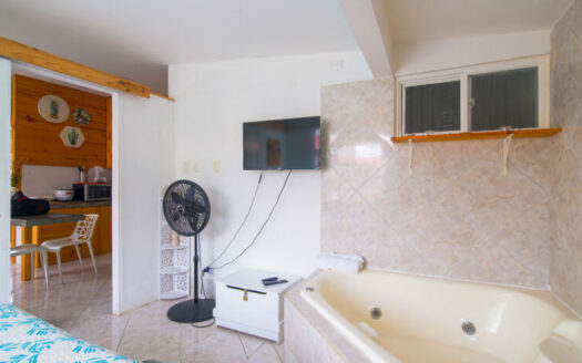 🌴 Condo cerca de la playa en Jacó con mezzanine – Amueblado y rebajado a $119,000