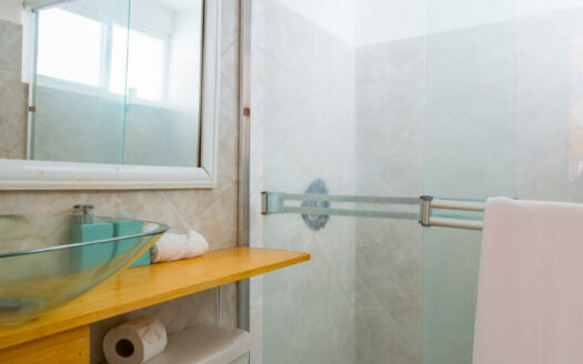 🌴 Condo cerca de la playa en Jacó con mezzanine – Amueblado y rebajado a $119,000