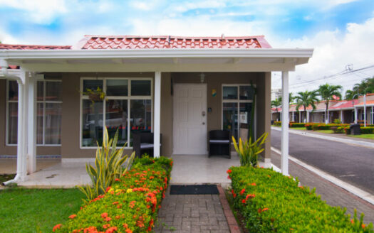 🌴 Condo cerca de la playa en Jacó con mezzanine – Amueblado y rebajado a $119,000