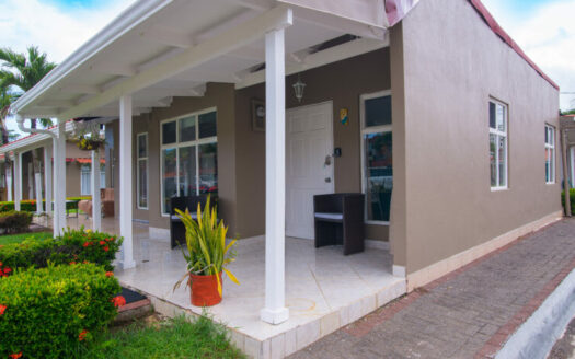 🌴 Condo cerca de la playa en Jacó con mezzanine – Amueblado y rebajado a $119,000