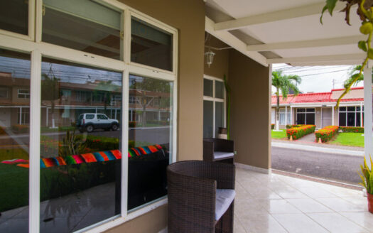 🌴 Condo cerca de la playa en Jacó con mezzanine – Amueblado y rebajado a $119,000