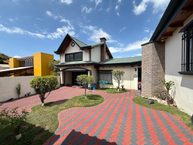 Venta de Hermosa Casa en Residencial Tranquilo y Seguro, muy Cerca del Centro de Coronado COD 147529