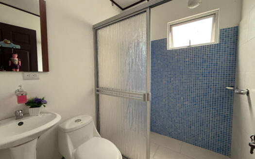 Casa de 2 Plantas, Con Iluminación Natural, en Residencial con Amplia Zona Verde COD 146190