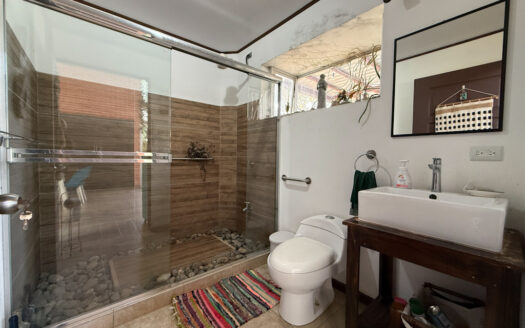 Casa de 2 Plantas, Con Iluminación Natural, en Residencial con Amplia Zona Verde COD 146190