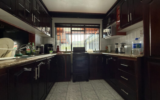 Venta de Hermosa Casa en Residencial Tranquilo y Seguro, muy Cerca del Centro de Coronado COD 147529