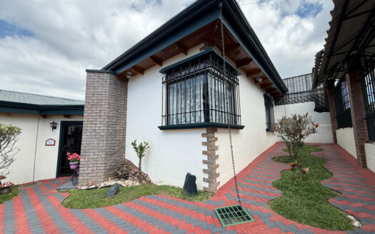 Venta de Hermosa Casa en Residencial Tranquilo y Seguro, muy Cerca del Centro de Coronado COD 147529