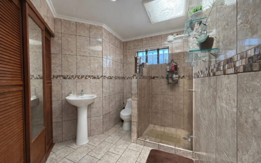 Venta de Hermosa Casa en Residencial Tranquilo y Seguro, muy Cerca del Centro de Coronado COD 147529