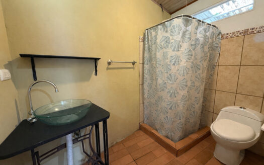 Hermosa Propiedad de Montaña de 4.565 m2, con 3 Cabañas y con paso del Río Agra, en la Zona de Dulce Nombre de Coronado COD 147092