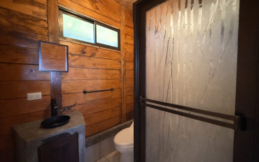 Hermosa Propiedad de Montaña de 4.565 m2, con 3 Cabañas y con paso del Río Agra, en la Zona de Dulce Nombre de Coronado COD 147092