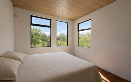 Hermosa Propiedad de Montaña de 4.565 m2, con 3 Cabañas y con paso del Río Agra, en la Zona de Dulce Nombre de Coronado COD 147092