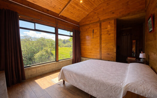 Hermosa Propiedad de Montaña de 4.565 m2, con 3 Cabañas y con paso del Río Agra, en la Zona de Dulce Nombre de Coronado COD 147092