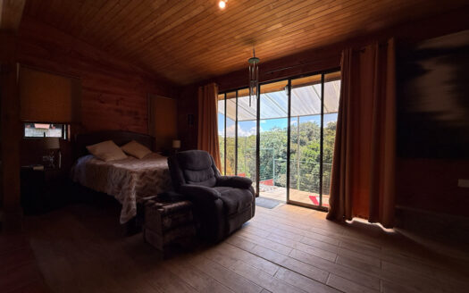 Hermosa Propiedad de Montaña de 4.565 m2, con 3 Cabañas y con paso del Río Agra, en la Zona de Dulce Nombre de Coronado COD 147092