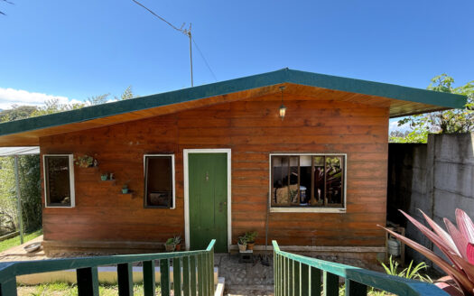 Hermosa Propiedad de Montaña de 4.565 m2, con 3 Cabañas y con paso del Río Agra, en la Zona de Dulce Nombre de Coronado COD 147092