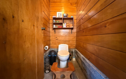 Hermosa Propiedad de Montaña de 4.565 m2, con 3 Cabañas y con paso del Río Agra, en la Zona de Dulce Nombre de Coronado COD 147092