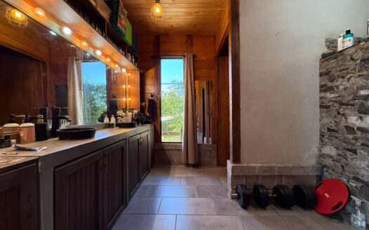 Hermosa Propiedad de Montaña de 4.565 m2, con 3 Cabañas y con paso del Río Agra, en la Zona de Dulce Nombre de Coronado COD 147092