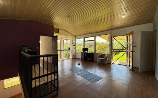 Hermosa Propiedad de Montaña de 4.565 m2, con 3 Cabañas y con paso del Río Agra, en la Zona de Dulce Nombre de Coronado COD 147092