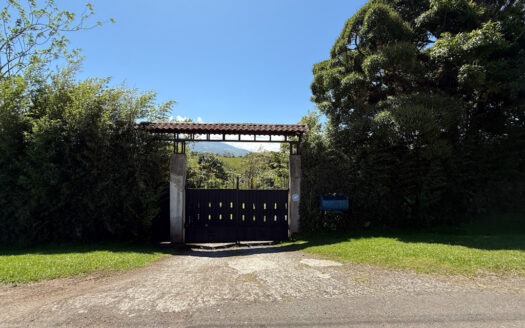 Hermosa Propiedad de Montaña de 4.565 m2, con 3 Cabañas y con paso del Río Agra, en la Zona de Dulce Nombre de Coronado COD 147092