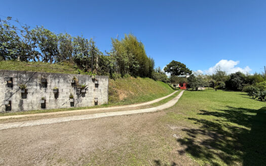 Hermosa Propiedad de Montaña de 4.565 m2, con 3 Cabañas y con paso del Río Agra, en la Zona de Dulce Nombre de Coronado COD 147092