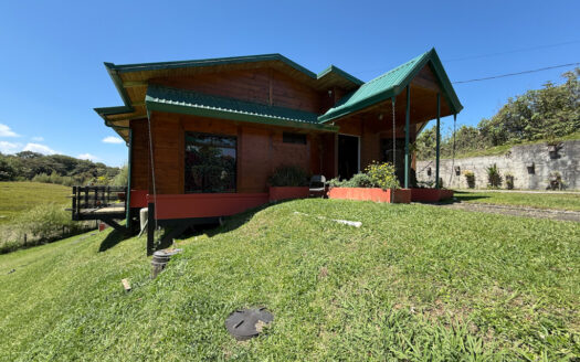 Hermosa Propiedad de Montaña de 4.565 m2, con 3 Cabañas y con paso del Río Agra, en la Zona de Dulce Nombre de Coronado COD 147092