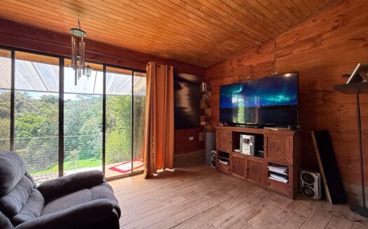 Hermosa Propiedad de Montaña de 4.565 m2, con 3 Cabañas y con paso del Río Agra, en la Zona de Dulce Nombre de Coronado COD 147092