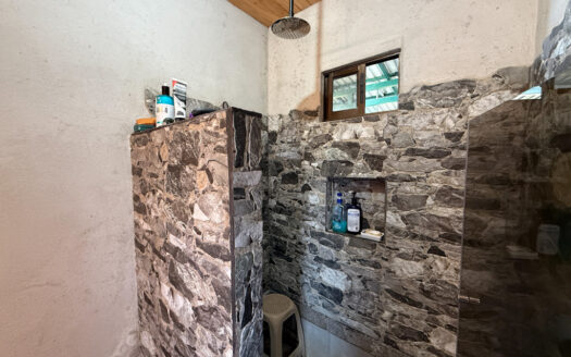 Hermosa Propiedad de Montaña de 4.565 m2, con 3 Cabañas y con paso del Río Agra, en la Zona de Dulce Nombre de Coronado COD 147092