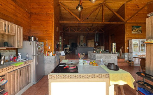 Hermosa Propiedad de Montaña de 4.565 m2, con 3 Cabañas y con paso del Río Agra, en la Zona de Dulce Nombre de Coronado COD 147092