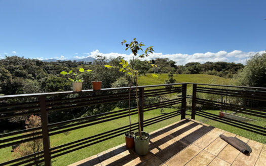 Hermosa Propiedad de Montaña de 4.565 m2, con 3 Cabañas y con paso del Río Agra, en la Zona de Dulce Nombre de Coronado COD 147092