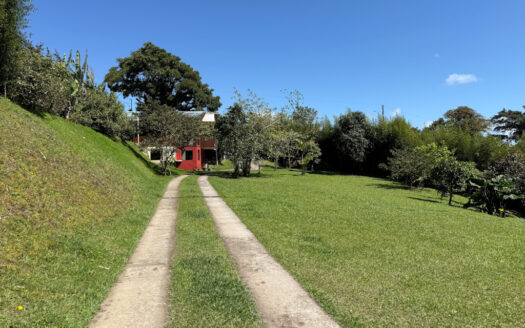 Hermosa Propiedad de Montaña de 4.565 m2, con 3 Cabañas y con paso del Río Agra, en la Zona de Dulce Nombre de Coronado COD 147092