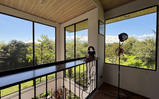 Hermosa Propiedad de Montaña de 4.565 m2, con 3 Cabañas y con paso del Río Agra, en la Zona de Dulce Nombre de Coronado COD 147092