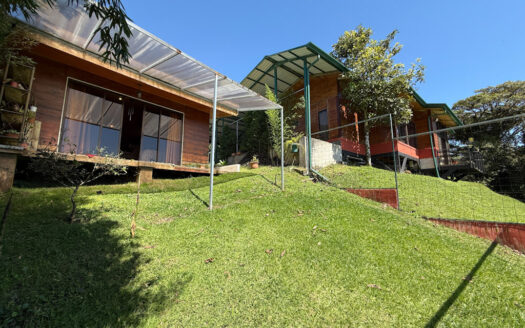 Hermosa Propiedad de Montaña de 4.565 m2, con 3 Cabañas y con paso del Río Agra, en la Zona de Dulce Nombre de Coronado COD 147092