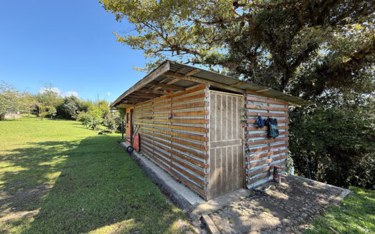 Hermosa Propiedad de Montaña de 4.565 m2, con 3 Cabañas y con paso del Río Agra, en la Zona de Dulce Nombre de Coronado COD 147092