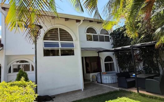 La Oportunidad de su casa cerca de todo está en Escazú, amplia, en Condominio de pocas casas. Cód 146388