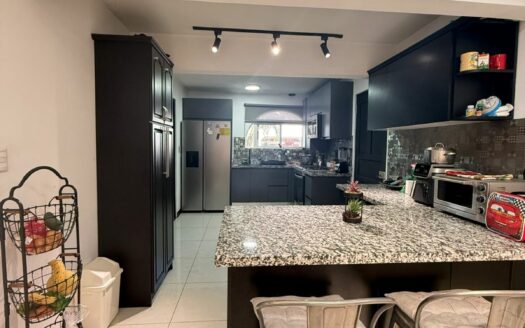 La Oportunidad de su casa cerca de todo está en Escazú, amplia, en Condominio de pocas casas. Cód 146388