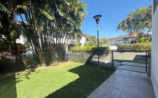 La Oportunidad de su casa cerca de todo está en Escazú, amplia, en Condominio de pocas casas. Cód 146388