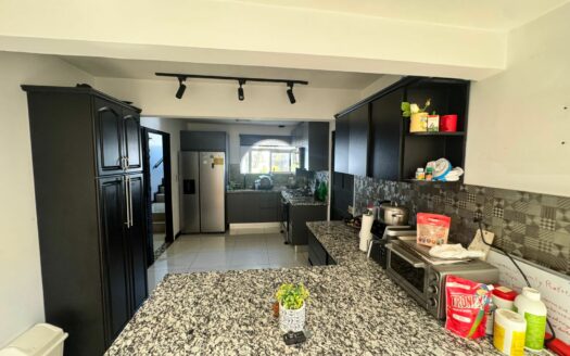 La Oportunidad de su casa cerca de todo está en Escazú, amplia, en Condominio de pocas casas. Cód 146388