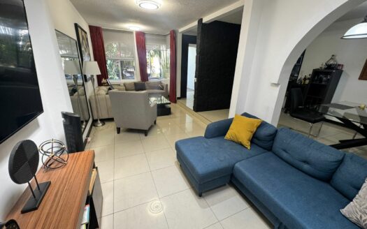 La Oportunidad de su casa cerca de todo está en Escazú, amplia, en Condominio de pocas casas. Cód 146388