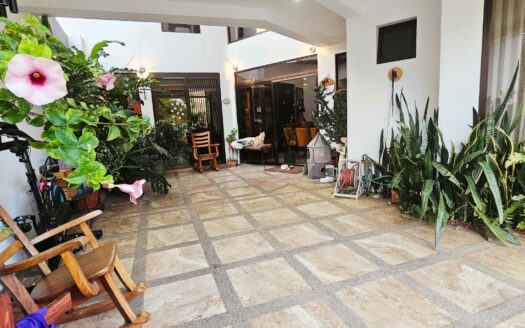 Casa En Venta En Condominio Botánica, Alajuela, Diseño Moderno y Habitación Completa En Planta Baja. COD. 146846