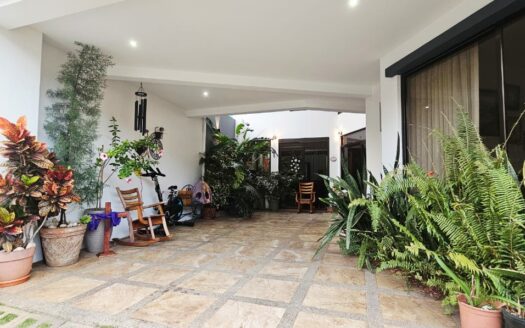 Casa En Venta En Condominio Botánica, Alajuela, Diseño Moderno y Habitación Completa En Planta Baja. COD. 146846