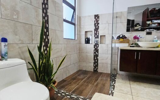 Casa En Venta En Condominio Botánica, Alajuela, Diseño Moderno y Habitación Completa En Planta Baja. COD. 146846