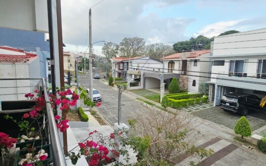 Casa En Venta En Condominio Botánica, Alajuela, Diseño Moderno y Habitación Completa En Planta Baja. COD. 146846