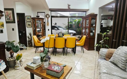 Casa En Venta En Condominio Botánica, Alajuela, Diseño Moderno y Habitación Completa En Planta Baja. COD. 146846