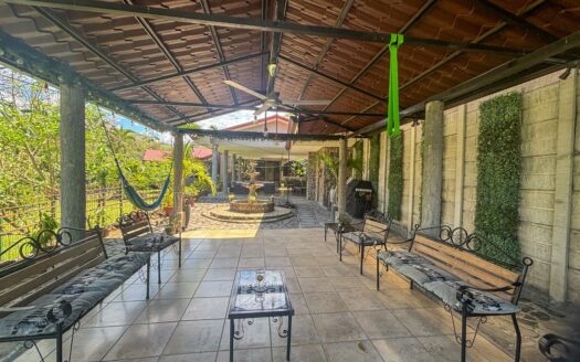 Casa en Venta en La Garita de Alajuela con Quinta de 3.017 m² y 2 Apartamentos.cod.146582