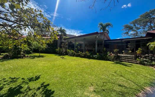 Casa en Venta en La Garita de Alajuela con Quinta de 3.017 m² y 2 Apartamentos.cod.146582