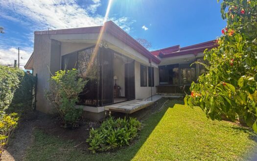 Casa en Venta en La Garita de Alajuela con Quinta de 3.017 m² y 2 Apartamentos.cod.146582