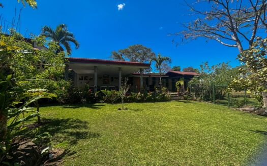 Casa en Venta en La Garita de Alajuela con Quinta de 3.017 m² y 2 Apartamentos.cod.146582