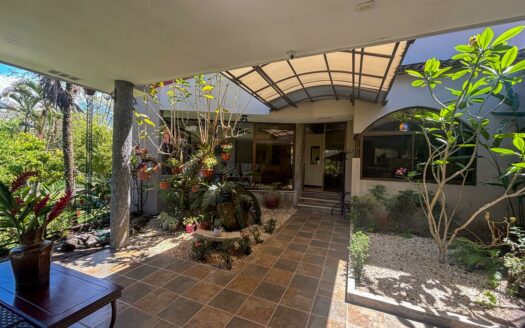 Casa en Venta en La Garita de Alajuela con Quinta de 3.017 m² y 2 Apartamentos.cod.146582