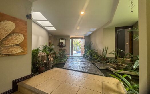 Casa en Venta en La Garita de Alajuela con Quinta de 3.017 m² y 2 Apartamentos.cod.146582