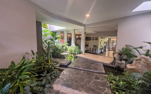 Casa en Venta en La Garita de Alajuela con Quinta de 3.017 m² y 2 Apartamentos.cod.146582