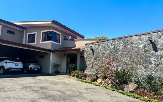 Casa en Venta en La Garita de Alajuela con Quinta de 3.017 m² y 2 Apartamentos.cod.146582