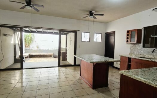 ¡OPORTUNIDAD! Casa En Venta de 3 Habitaciones En Condominio En Alajuela Centro en Primera Planta. COD. 146814